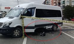 Afyonkarahisar'da kaza! Minibüsün altına giren motosikletin sürücüsü ağır yaralandı
