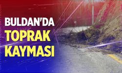 Buldan'da toprak kayması yolları kapattı