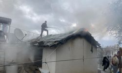 Alev alev yanan tek katlı ev küle döndü