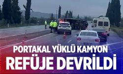 Buldan’da portakal yüklü kamyon refüje devrildi