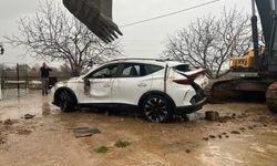 Otomobil dereye uçtu: 2 kız kardeş hayatını kaybetti