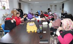 Kadınlar halk eğitimiyle hem sosyalleşiyor hem de gelir elde ediyor