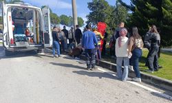 Manavgat'ta motorlu bisiklet takla attı: 1'i ağır 2 yaralı