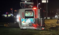 Otomobil ile ambulans çarpıştı: 5 yaralı