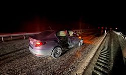 Önce refüje ardından bariyerlere çarptı: 2 yaralı