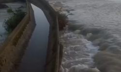 Serik’te ırmak taştı, araziler ve caddeler sular altında kaldı