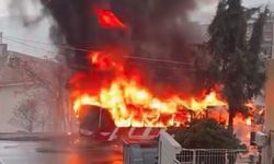 Seyir halindeki ESHOT otobüsü alev alev yandı