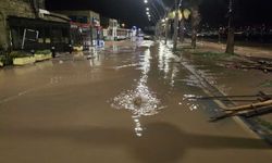 Yeni Foça'yı su bastı