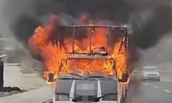 Denizli'de seyir halindeki araç alevlere teslim oldu