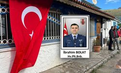 Düşen F-16 savaş uçağında şehit olan Pilot Binbaşı İbrahim Bolat'ın İzmir'deki evinde yas