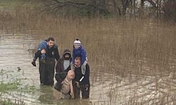 Manisa'da taşkın sebebiyle mahsur kalan aile kurtarıldı