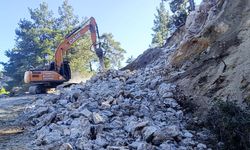Kirazlıyayla Mahallesi’nde heyelan: Yol trafiğe açılıyor