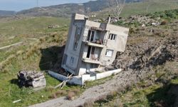 Çöp tesisinin neden olduğu heyelan mahalleyi yutuyor