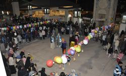 Teravih sonrası cami avlusunda çocuk şenliği düzenlendi