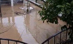 Didim’de evleri su bastı, araçlar yolda kaldı