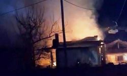 Çıkan yangında ev ve samanlık tamamen yandı