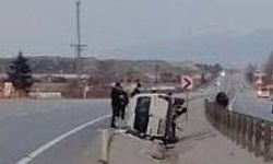 Devrilen hafif ticari araçta 5 kişi yaralandı