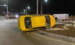 Kontrolden çıkan ticari taksi orta refüje devrildi