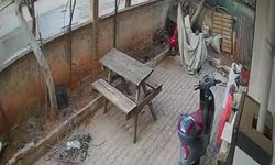 iki motosikletlinin yola savrulduğu kaza kameraya yansıdı