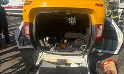 Taksi bariyerlere çarpıp takla attı