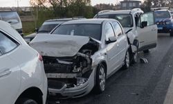 Kırmızı ışıkta bekleyen araçlara çarpıp olay yerinden ayrıldı