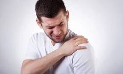 Omuz ağrısına dikkat: Günlük hayatı zorlaştırabilir!