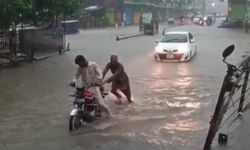 Pakistan'da şiddetli yağışlarda çatı ve duvarlar çöktü: 14 ölü