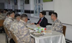 Vali Işın, orucunu Mehmetçiklerle açtı