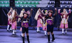 Denizli'de halk oyunları şöleni izleyenleri mest etti