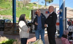 Başkan Kumral Salı pazarında esnafla buluştu