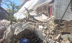 Antalya'da 2 katlı kerpiç ev çöktü