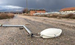 Aydınlatma direği yol ortasına devrildi, faciadan dönüldü