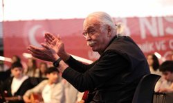 Cahit Berkay gençlerle aynı sahneyi paylaştı