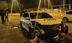 Polis otosuna çarpıp patlamış lastiklerle kaçtı