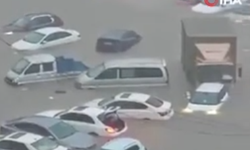 Çin felaketi yaşıyor! Araçlar sular altında kaldı