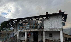 Selendi’de 2 katlı ev yangında kül oldu