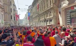 Galatasaray taraftarı, Taksim’de derbiyi bekliyor