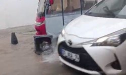 İzmir’de sağanak sokakları göle çevirdi