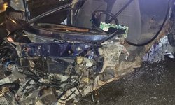 Bariyerlere Çarpan Sürücü Kurtarılamadı