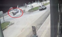 Motosikletli minibüsün altında kaldı