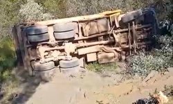 Kamyon şarampole devrildi sürücü hayatını kaybetti