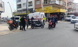 Hafif ticari araç ile motosiklet çarpıştı