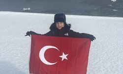 7 yaşındaki Pars, Güney Kutbu’nda Türk bayrağı açtı