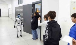 Sınava giren öğrencileri insansı robot karşılıyor
