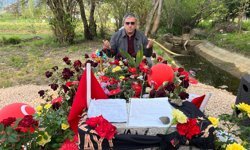 Adnan’ın mezarlarına bırakılan notlar duygulandırdı