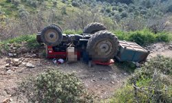 Kontrolden çıkan traktör devrildi