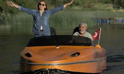 Nilüferlerin arasında 'Lamborghini' tekne ile göl turu!