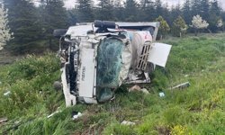 Bebek bezi yüklü kamyon devrildi
