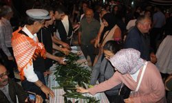 Çocukluğunda yediği salatalığı unutamayan muhtar 1 ton salatalık dağıttı