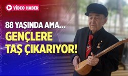 Sanatın çınarı elinde curasıyla gençlere türküleri sevdiriyor